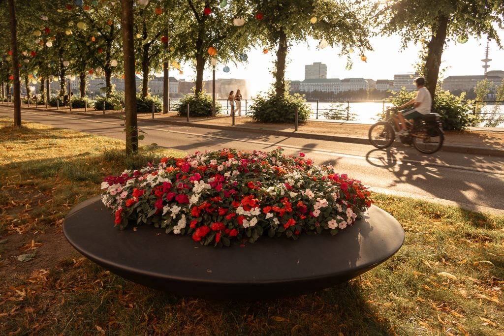 Runde Pflanzschale mit Fleißigen Lieschen am Ballindamm an der Binnenalster