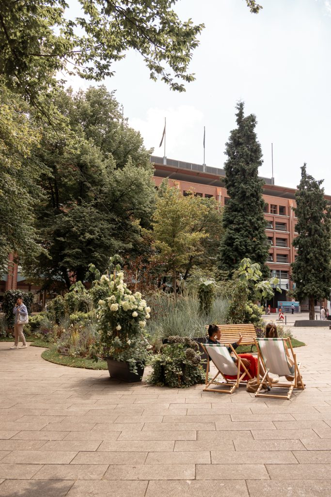 Liegestühle und weiße Rispenhortensien an der Teichlandschaft in den Hohen Bleichen, Hamburgs Sommergärten 2026