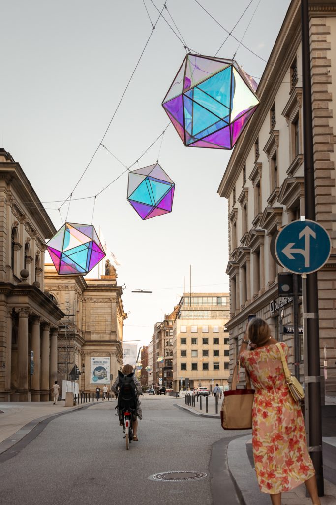 Luftraumskulpturen „Lichtreflexionen“ zwischen den Fassaden im Nikolai Quartier