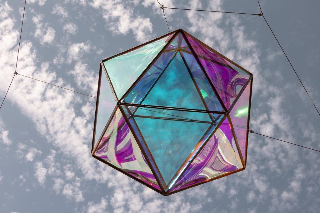 Schillernder Ikosaeder der Installation „Lichtreflexionen“ vor blauem Himmel im Nikolai Quartier